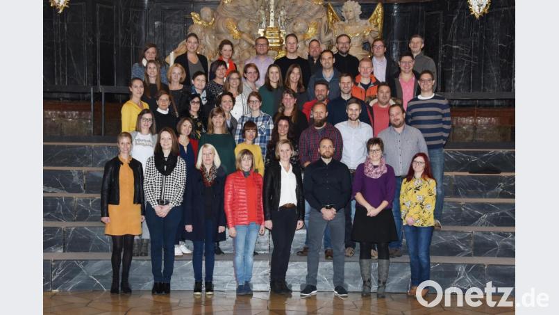 Die Teilnehmer des Klassentreffens beim Gruppenfoto in der Basilika. Bild: Gelis Fotostudio