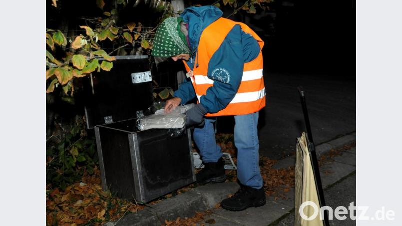 Anneliese Roppert trägt mit 92 Jahren, seit 20 Jahren die Amberger Zeitung in Gressenwöhr bei Vilseck aus. Bild: Stephan Huber