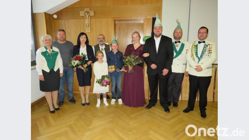 Faschingsvereins-Präsidentin Verena Hoch (links) und Bürgermeisterin Tanja Schiffmann (Dritte von links) sind sich sicher, dass Kinderprinzessin Emily I. und Kinderprinz Simon II. und das Prinzenpaar Andreas II. und Diana I. eine tolle Faschingssaison haben werden. Bild: adj