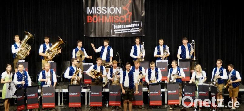 Mit einem Konzert der Extraklasse erfreute das Blasorchester „Mission Böhmisch“ unter Leitung von Daniel Käsbauer (Mitte) das Publikum in der voll besetzten Schwarzachtalhalle. Bild: weu