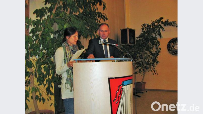 Ingeborg Hirschleb stellt die Einrichtung und ihre Arbeit vor. Bürgermeister Richard Kammerer gab einen Jahresrückblick über den Markt Mantel. Bild: sei