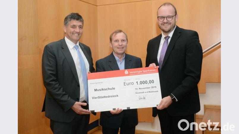 Landrat Andreas Meier übergibt beim Wirtschaftsempfang des Landkreises Neustadt 1000 Euro an die Musikschule im Vier-Städte-Dreieck an Bürgermeister Edgar Knobloch (links) und Joachim Steppert (Mitte). Bild: Gabi Schönberger