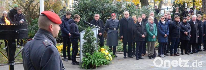 Soldaten, Polizei, Rettungsdienste, Verbände, Kirche und Politiker gedachten am Sonntagvormittag in der Konrad-Adenauer-Anlage den Opfern der beiden Weltkriege, der Vertreibung und der Gewaltherrschaft. Bild: Kunz