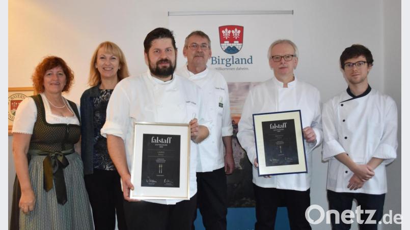 Bei der Ehrung (von links) Resi Laurer, Bürgermeisterin Brigitte Bachmann, Andreas Laurer, Rainer Laurer, Richard Kölbel und Florian Kölbel beim Treffen im Rathaus in Schwend. Bild: no