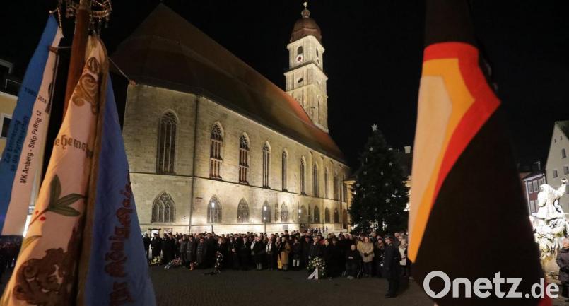 Viele Bürger nehmen an der Gedenkfeier zum Volkstrauertag am Marktplatz teil. Bild: Wolfgang Steinbacher