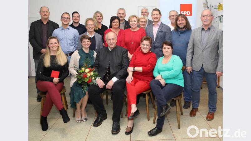 Die Erbendorfer SPD ist bester Stimmung. Sie hat Jochen Neumann (vorne, Mitte) offiziell als Bürgermeisterkandidat gekürt. Elf Männer und neun Frauen auf der Stadtratsliste wollen möglichst viele Mandate erobern. Die Daumen für die Kommunalwahl 2020 drücken auch Landratskandidat Thomas Döhler (hinten, links), „Nachbarbürgermeister“ Uli Roth (hinten, Mitte), Ortsvorsitzende Brigitte Scharf (vorne, Zweite von rechts) sowie Neumitglied Elke Zwolan (vorne, links). Blumen gab es für Kristina Heinzel-Neumann, die im Erfolgsfalle öfter als bisher auf ihren Ehemann verzichten muss. 	Bild: man Bild: man