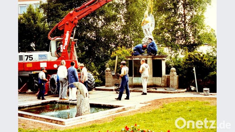 Auf Antrag der Krieger- und Soldatenkameradschaft und unterstützt von der Schnaittenbacher Bevölkerung wurde vor 35 Jahren der &quot;Michl&quot; wieder auf das Kriegerdenkmal gesetzt. Bild: sh