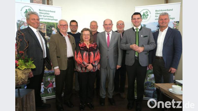 Der Bezirksverband für Gartenbau und Landespflege hat einen neuen Vorstand. Das Bild zeigt von links: Konrad Weinzierl, Josef Heuschneider, Harald Schlöger, Rosa Prell, Eduard Eckl, Willibald Gailler, Georg Stahl, Thomas Ebeling und Werner Thumann. Bild: Hirsch