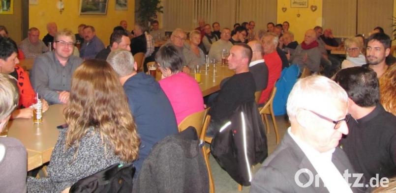 Fast voll besetzt ist der kleine Saal der Mehrzweckhalle bei der Bürgerversammlung. Bild: sei