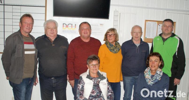 Sportbeauftragter Herbert Wartha (links) gratulierte der Abteilungsleitung um Guido Klier (Zweiter von links) zur Wahl. Bild: agr