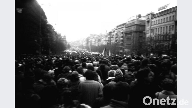 So viel Menschen der riesige Wenzelsplatz fasst: Hunderttausende lauschten am 24. November 1989 den Reden Václav Havels und Alexander Dubčeks. Bild: Von ŠJů (cs:ŠJů). This file is an electronic scan of a film (photochemical) photograph made by ŠJů.film No.:159, picture No.: 20camera: Vilia, film type: Foto 64 (Svema), scanner: scanned from a negative by Foto-graf, CC BY-SA 3.0, https://commons. wikimedia.org/w/ index.php?curid=14684594