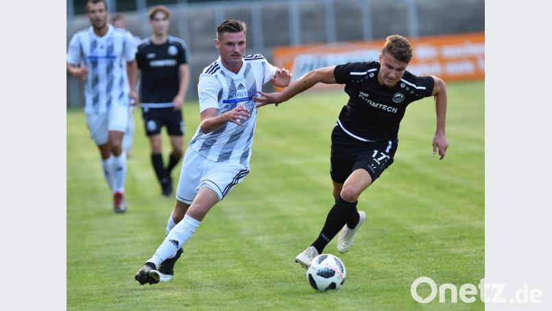 Josef Rodler (links, Szene aus der Partie gegen den TSV Bogen) traf beim 11:1-Sieg gegen den ASV Burglengenfeld dreifach. Bild: A. Schwarzmeier