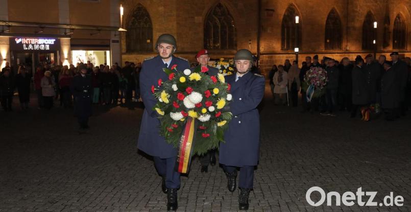 Am Kriegerdenkmal vor dem Rathaus wurden Kränze niedergelegt. Bild: Wolfgang Steinbacher