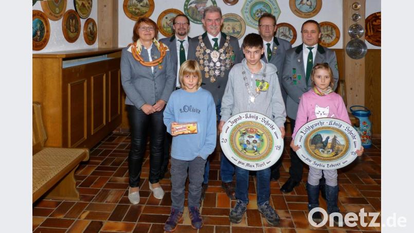 Der neue Schützenkönig Hans Gradl mit dem ersten Ritter Pauline Regler, Jugendkönig Max Flierl, flankiert von der Lichtgewehrkönigin Sophia Lederer und der Zweitplatzierten Johanna Flierl. Dahinter Jugendleiter Bernd Appel und Oberschießleiter Georg Appel sowie Schützenmeister Hans Roth (von links). Bild: rrd