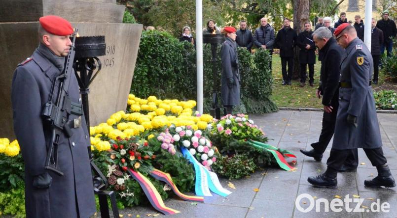 Kranzniederlegung am Kriegerdenkmal durch Oberbürgermeister Kurt Seggewiß und Oberstleutnant Sven Zwickmantel. Bild: Kunz