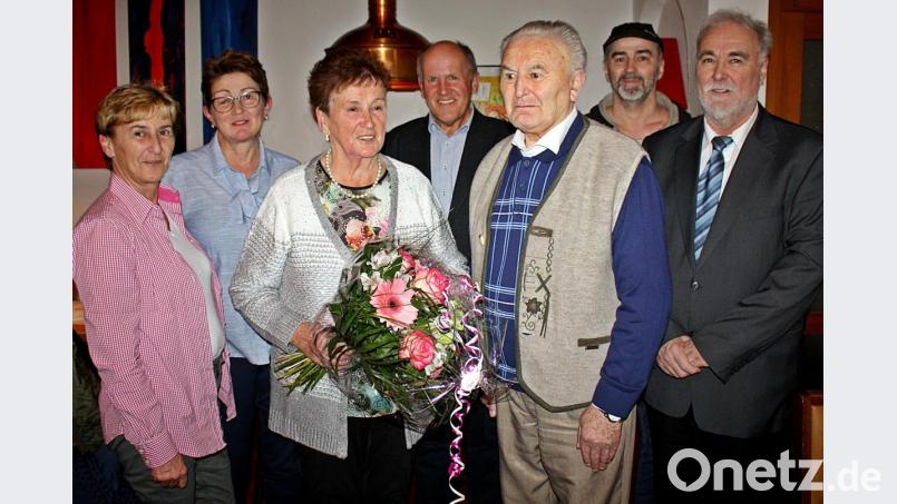 Karl und Katharina Kick (vorne) feiern mit den Kindern Gisela (von links), Silvia, Herbert (von rechts) und Karl sowie Bürgermeister Michael Bauer. Bild: zer