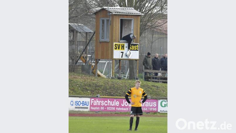 Der Mann an der Anzeigetafel hatte am Sonntagnachmittag einen richtig stressigen Job. Bild: Hubert Ziegler