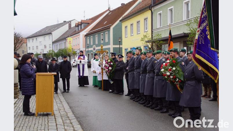 Die Achtung im Umgang miteinander mahnte Bürgermeisterin Birgit Höcherl zum Volkstrauertag an den Gedenkstätten in Dietersdorf, Gaisthal und Schönsee (Bild) an. Bild: mmj