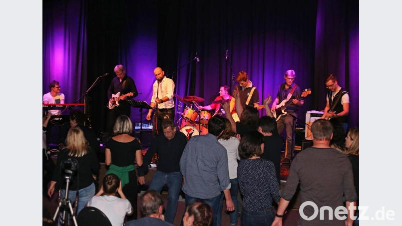 Sie sind die neuen Stars am Rock-Firmament: Die Red Fox Blues Band mit (von links) Matthias Sommer, Matthias Weber, Stefan Sehnke, Stephan Kiesel, Sebastian Wolf, Peter Wolf und Max Müller begeisterte das Capitol mit ihrem Mix aus Klassikern. Und füllte die Tanzfläche. Bild: bmr