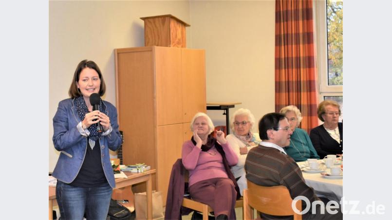 Kathrin Karban-Völkl spricht beim Seniorennachmittag über &quot;Geplauder aus der Beziehungskiste&quot;. Bild: rgr