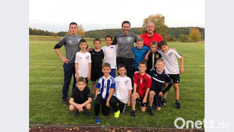 TSV Kümmersbruck E-Junioren mit Trainer Martin Rigo und Matthias Neumann sowie dem Sportabzeichenprüfer Klaus-Günter Backes. Bild: Klaus Backes