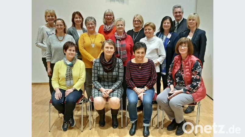Die bisherige Vorstandschaft wurde wiedergewählt. Vorsitzende ist Christa Schlagenhaufer (vorne Zweite von rechts), Stellvertreterin Brigitte Müller (vorne Zweite von links), Schriftführerin Gertraud Lindermair (vorne rechts) und Kassenführerin Gerlinde Weber (vorne links). Präses Pfarrer Hannes Lorenz gratulierte dem engagierten Team zur Wiederwahl. Bild: bph