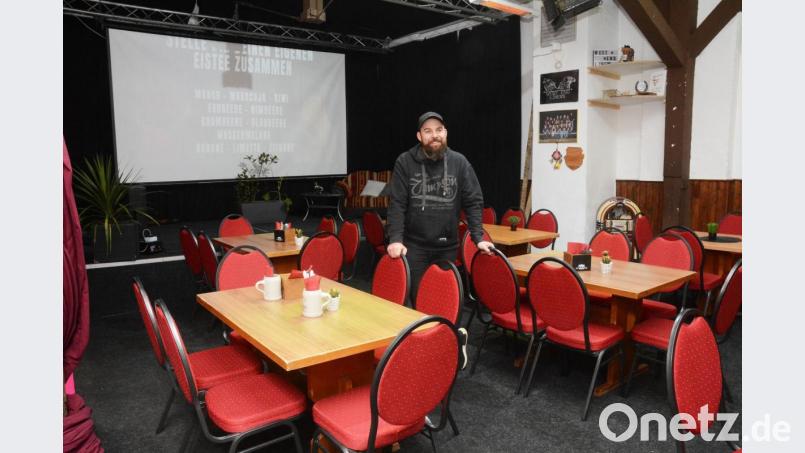 „Salute“-Wirt Thomas Bauer würde gerne so bald wie möglich wieder Bands statt Tische im Saal seines Rothenstädter Rockclubs sehen. Dazu müsste er sich aber mit der Stadt einigen. Bild: Gabi Schönberger