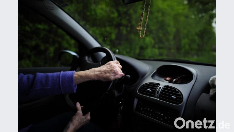 Hände halten während einer Autofahrt das Lenkrad fest. Symbolbild: Alexander Körner/dpa