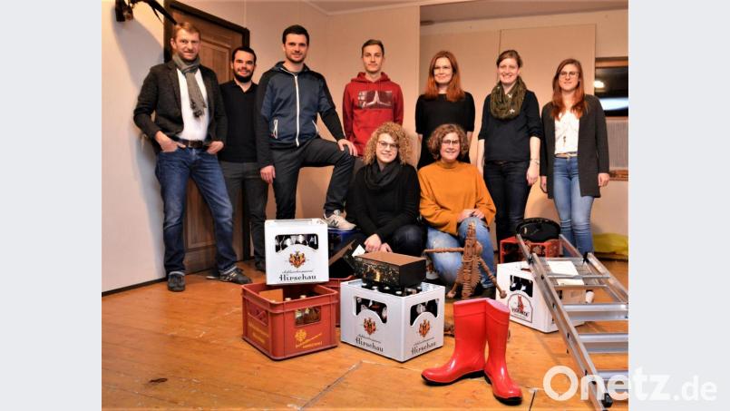 Rote Gummistiefel spielen eine wichtige Rolle im neuen Stück des Theatervereins, „Mucks Mäuserl Mord“ von Ralph Wallner. Für spannende Unterhaltung sorgen die Schauspieler um Regisseur Christian Gnan (links). Bild: fdl