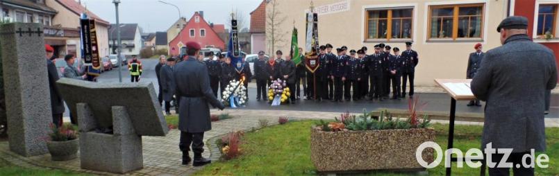 Zweiter Bürgermeister Gerhard List (rechts) mahnt in der Gedenkansprache zur Solidarität mit den Opfern aller Gewaltherrschaften. Bild: jml