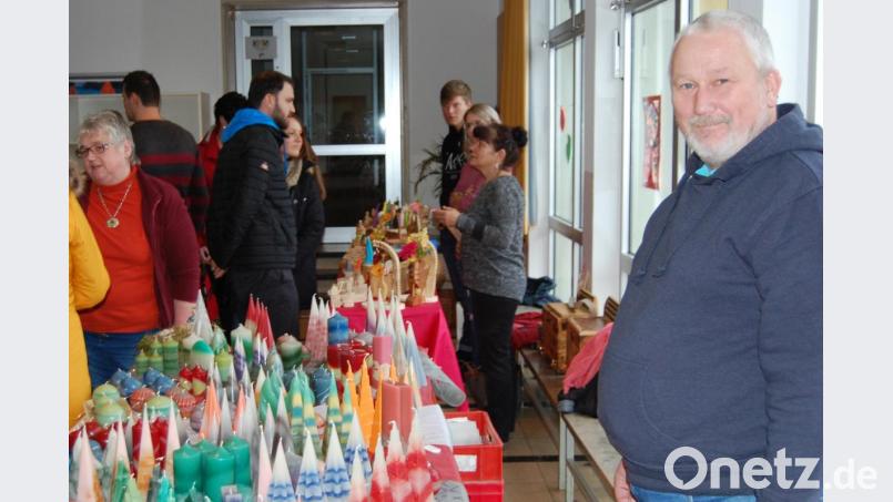 Große Nachfrage herrscht am Sonntag beim Hobby-Handwerkermarkt der Gemeinde in den Gängen der Grundschule. Bild: sm
