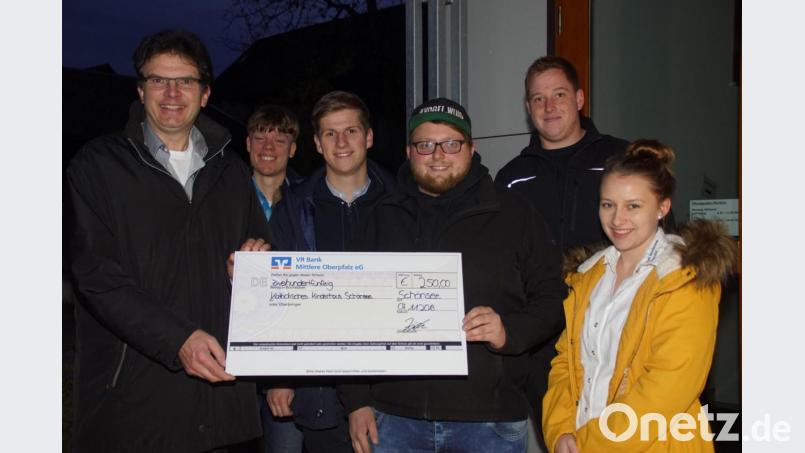 Die Verantwortlichen des Burschenvereins überreichten die Spende an Pfarrer Wolfgang Dietz und Gemeindeassistent Christian Glaser (von links). Bild: mmj