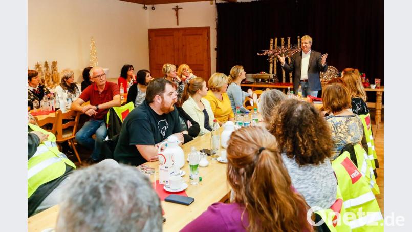 Verdi-Bezirksgeschäftsführer Alexander Gröbner (stehend) verglich vor den Streikenden der Klinik Lindenlohe den Kampf um einen Tarifvertrag mit der &quot;Besteigung des Mount Everest&quot;. Bild: Hösamer