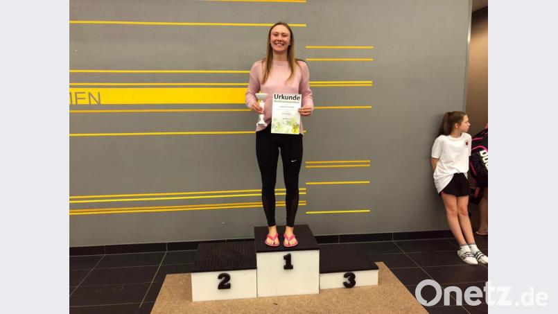 Den Pokal für die Bestleistung bei den Juniorinnen holte sich Viktoria Bogner vom Tirschenreuther Schwimm-Club. Bild: rbg
