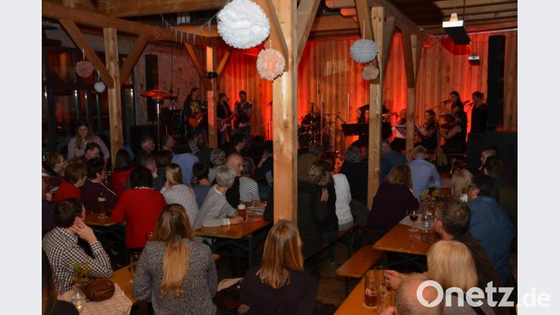 Die Lederer-Scheune in Tännesberg bietet ein einzigartiges Ambiente für das Konzert &quot;Rock meets Classic&quot;. Rund 300 Besucher kommen am Freitag und Samstag zu diesem Klangerlebnis. Bild: dob