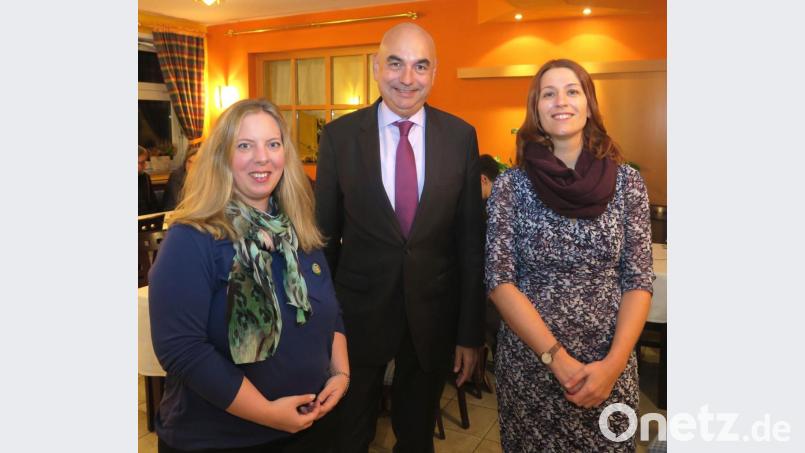 Grünen-Landtagsabgeordneter Jürgen Mistol (Mitte) und die Spitzenkandidaten des Ortsverbandes Wackersdorf, Sonja Probst (links) und Ulrike Pelikan-Roßmann (rechts), sprachen über Wohnungsbau und "grüne" Themen. Bild: Hirsch