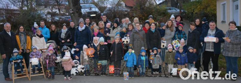 Die Krabbelgruppe Leonberg um Leiterin Monika Bauer (rechts) überreichte am Samstagnachmittag Spenden an Bürgermeister Johann Burger (links) für den Kauf von zwei Hochstühlen, an Kaplan Matthias Nowotny (Zweiter von rechts) für den Kauf von Kinderbücher und an den Verein "Stiftland-Sternenkinder".
