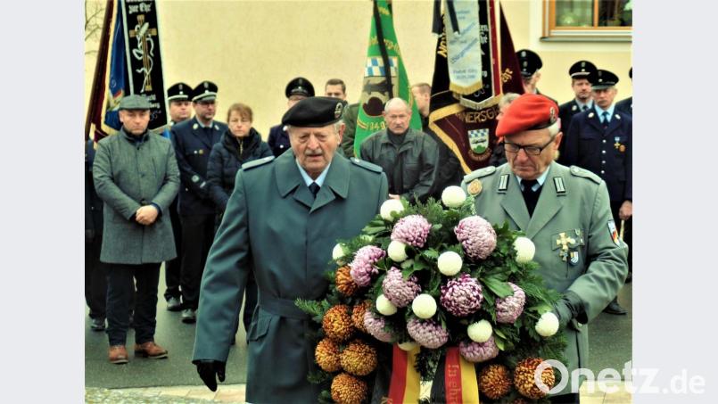 Fritz Hermann und Hans Hipke bei der Kranzniederlegung für den KRK. Bürgermeister Gerhard List (hinten links) hielt die Gedenkansprache. Bild: jml