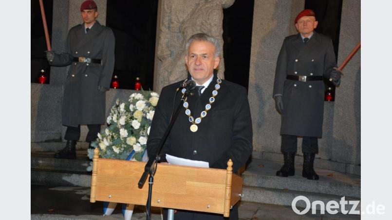 In Mitterteich sprach Bürgermeister Roland Grillmeier am Samstagabend vor dem Kriegerdenkmal. Bild: jr