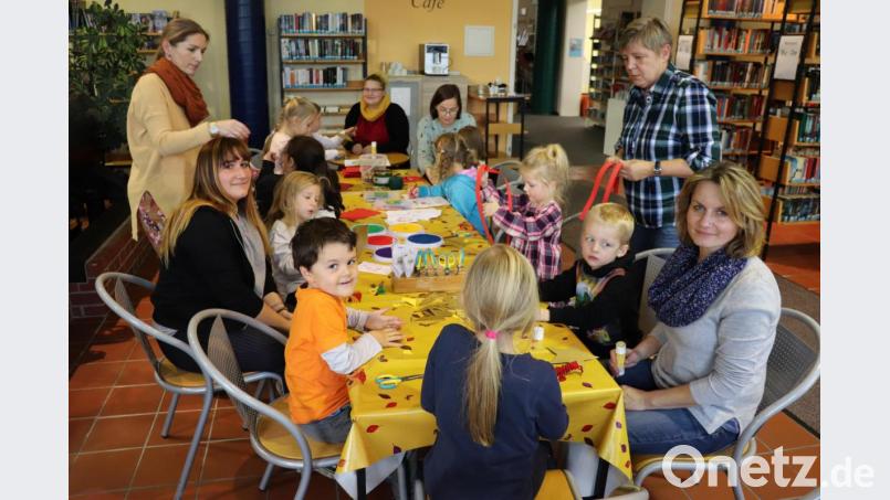 Teamwork: Cornelia Kolzenburg (rechts, stehend), Eva Bäuml (rechts), Kim Schraml (links, sitzend) und Eva Kohl (hinten, Mitte) beim Adventsbasteln. Bild: Stadt Tirschenreuth, M. Streich/exb