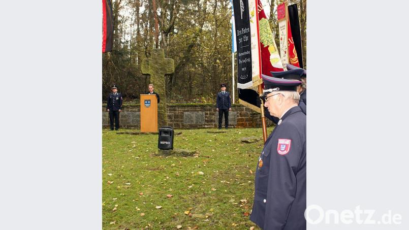 Am Volkstrauertag schauen die Menschen wie hier am Denkmal in Letzau auf die Schrecken des Krieges zurück und schauten voraus auf die Bewahrung von Frieden und Demokratie. Im Bild 2. Bürgermeister Schiller bei seiner Ansprache in Wilchenreuth. Bild: zer