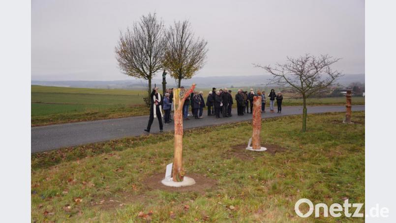 Pfarrer Norbert Götz segnet beim Festakt 30 Jahre BN Ortsgruppe Waldthurn die vom Künstler Hans Malzer gespendeten Wortsäulen. Bild: fvo