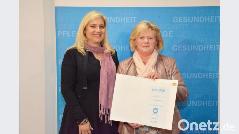 Gesundheitsministerin Melanie Huml zeichnet Hedwig Fröhlich aus Weiden für ihre ehrenamtliche Tätigkeit als Hospizhelferin aus. Bild: exb/Bayerisches Staatsministerium für Gesundheit und Pflege