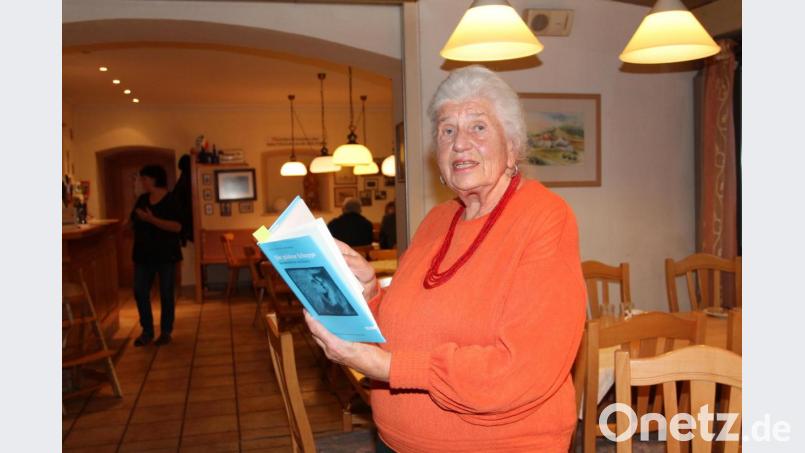 Erika Eichenseer ist in ihrem Element, als sie aus dem Buch vorliest. Bild: pi