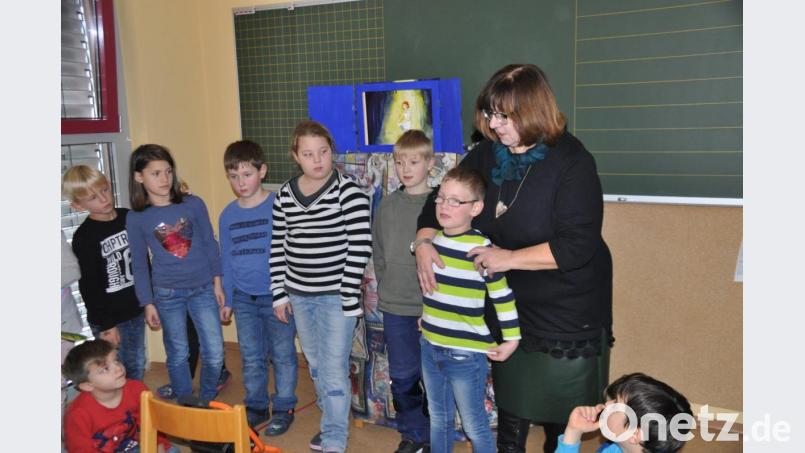 Religionspädagogin Gabi Schecklmann (rechts) und die Schüler befassten sich mit der Kernaussage des Sterntaler-Märchens. Bild: ak