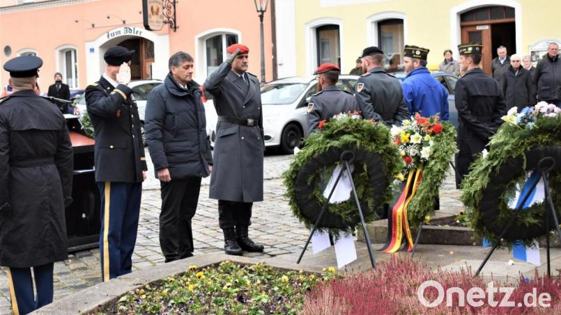 Die Stadt legt mit der Bundeswehr sowie amerikanischen Soldaten und Veteranen am Ehrenmal einen Krank nieder. Bild: rgr