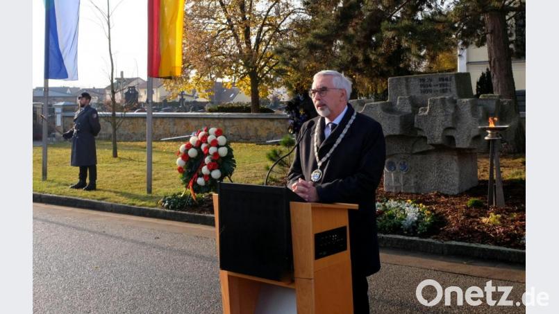 Vor dem Kriegerdenkmal versammeln sich Vertreter des Marktes mit Vereinen und Angehörigen der Patenkompanie, um im Gedenken an Gewalt und Terror inne zu halten. Bürgermeister Manfred Rodde mahnte angesichts vieler Kriegsopfer aus Schwarzenfeld und Umgebung zu Frieden und Toleranz in der Gesellschaft. Bild: mab