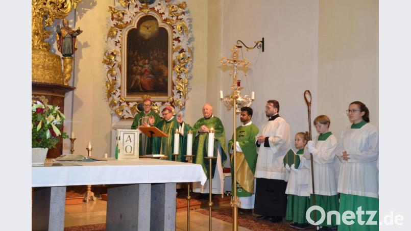 Die Geistlichkeit beim Friedensgottesdienst in der Eslarner Pfarrkirche. Bild: gi