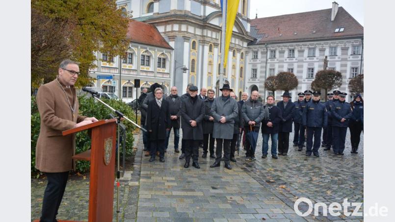 Bürgermeister Bernd Sommer gedachte am Sonntagvormittag in Waldsassen den Opfern von Krieg und Terror. Bild: jr