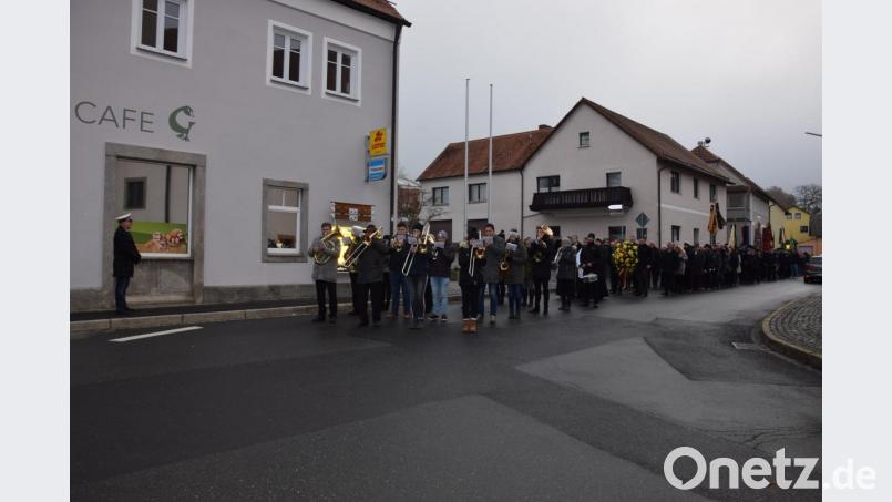 Unter dem Kommando von Alexander Schmidt, Vorstand der Krieger-, Soldaten- und Reservistengemeinschaft 1884 Waldthurn e.V. (links im Bild) setzte sich ein langer Trauerzug zum Kriegerdenkmal, angeführt von der Trachtenkapelle Waldthurn, in Bewegung. Bild: fla